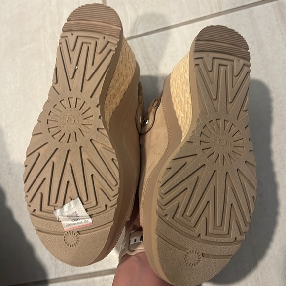 UGG Abbot wedge slingback. - Picture 3 of 4